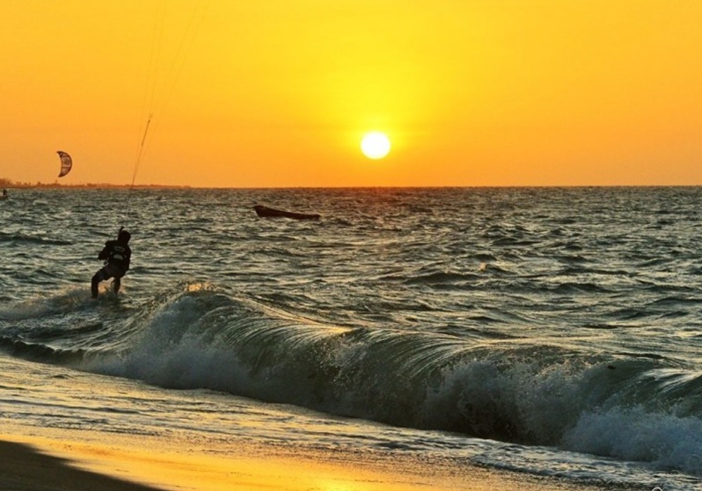 kite surfing with strong waves