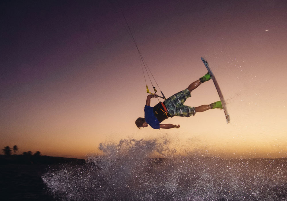 kite surfing with strong waves