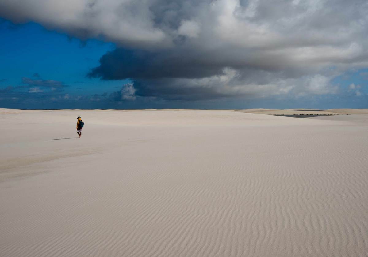 A person trekking across the Lençóis